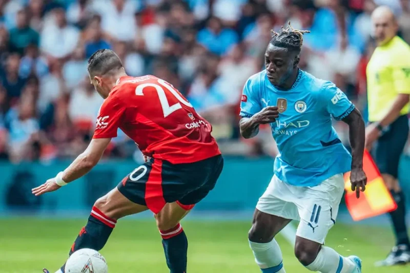 التعادل السلبي يحسم الشوط الأول بين مانشستر يونايتد والسيتي في نهائي كأس الدرع الخيريةفي خبر رياضي مهم، أعلن أن فريق مانشستر سيتي تعادل مع فريق