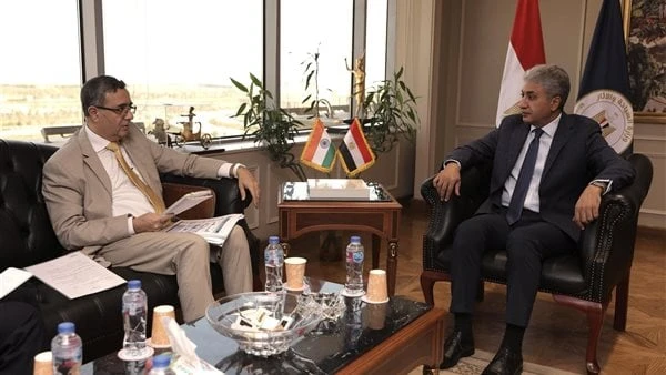 وزير السياحة يبحث مع سفير الهند سبل الترويج ل مصر استقبل شريف فتحي، وزير السياحة والآثار، بمكتبه بمقر الوزارة بالعاصمة الإدارية الجديدة، السفير أجيت