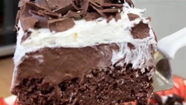 طريقة عمل كيكة شوكولاته مع طبقة كاسترد بمذاق لا يقاوم قدمت الشيف غادة التلي، عبر حسابها الرسمي على موقع التواصل الأجتماعي الفيسبوك، طريقة عمل كيكة