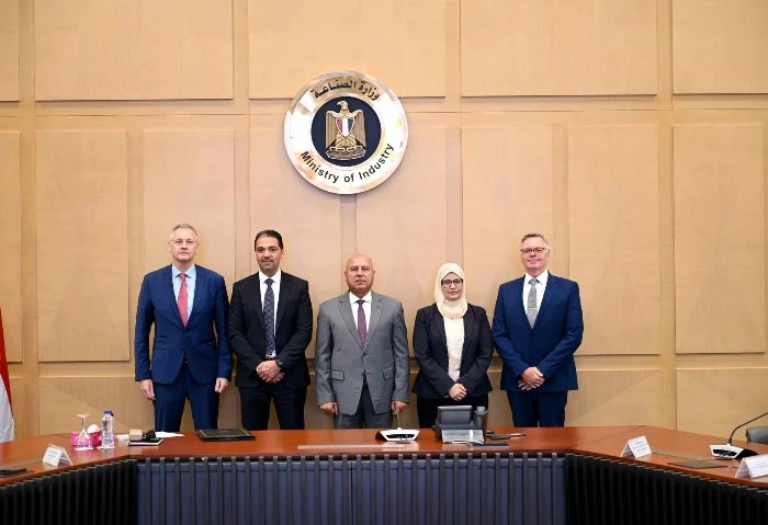 وزير الصناعة يشهد توقيع مذكرة تفاهم بين التنمية الصناعية وسيمنس شهد الفريق كامل الوزير نائب رئيس مجلس الوزراء للتنمية الصناعية وزير الصناعة والنقل