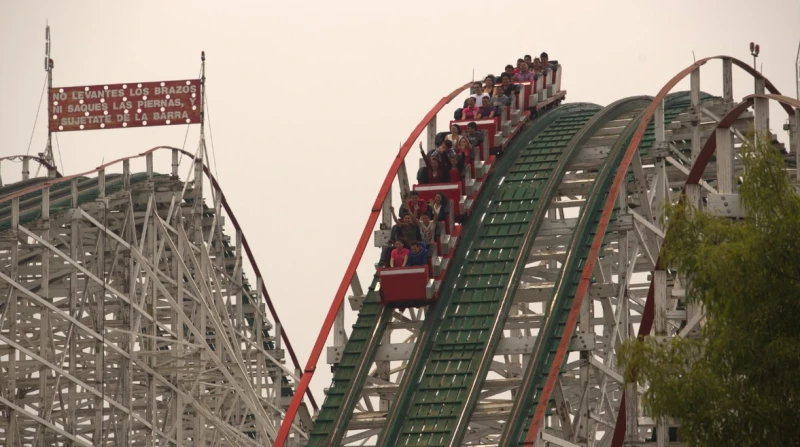 لحظات رعب مكسيكية.. لعبة تتعطل بركابها على ارتفاع 74 مترا في حادثة مخيفة، علق 32 شخصا في المكسيك، رأسا على عقب أثناء ركوبهم إحدى الألعاب، على ارتفاع