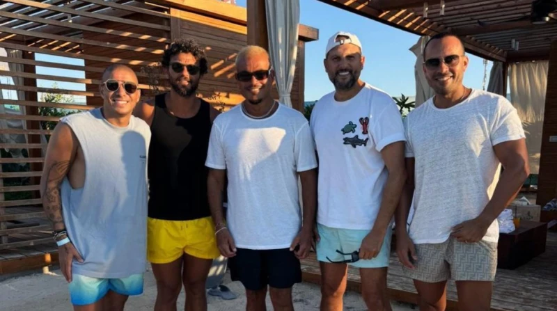 عماد زيادة بصحبة عمرو دياب في الساحل نشر الفنان عماد زيادة، عبر حسابه الرسمي بموقع التواصل الاجتماعي إنستجرام صورة تجمعة بالمطرب عمرو دياب، خلال