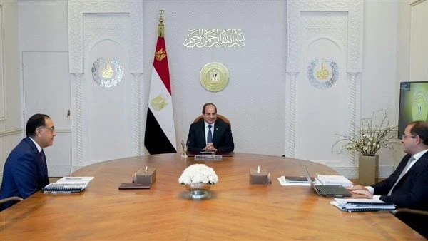 الرئيس السيسي يوجه بتعزيز الإيرادات وتحقيق التوازن المالي للدولةاجتمع الرئيس عبد الفتاح السيسي، اليوم الثلاثاء، مع الدكتور مصطفى مدبولي رئيس مجلس