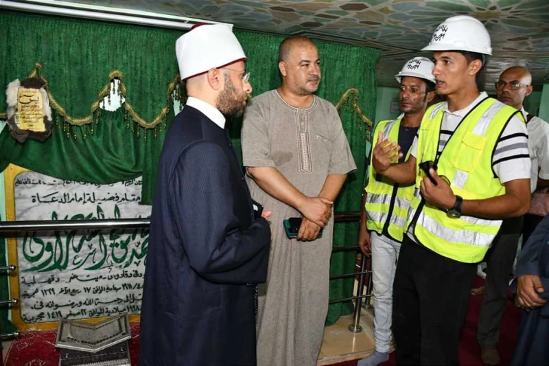 وزير الأوقاف يتفقد أعمال ترميم وصيانة مقبرة الإمام محمد متولي الشعراوي (صور) زار الدكتور أسامة الأزهري، وزير الأوقاف، ضريح الإمام الشيخ محمد متولي