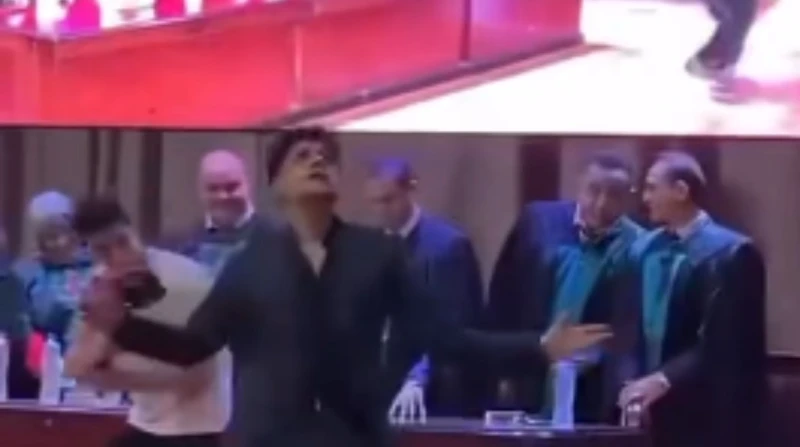 القصة الكاملة لواقعة الطالب الراقص في حفل التخرج تداول رواد مواقع التواصل الاجتماعي، فيديو لوصلة رقص طالب خلال حفل تخرجه من كلية التجارة (قسم