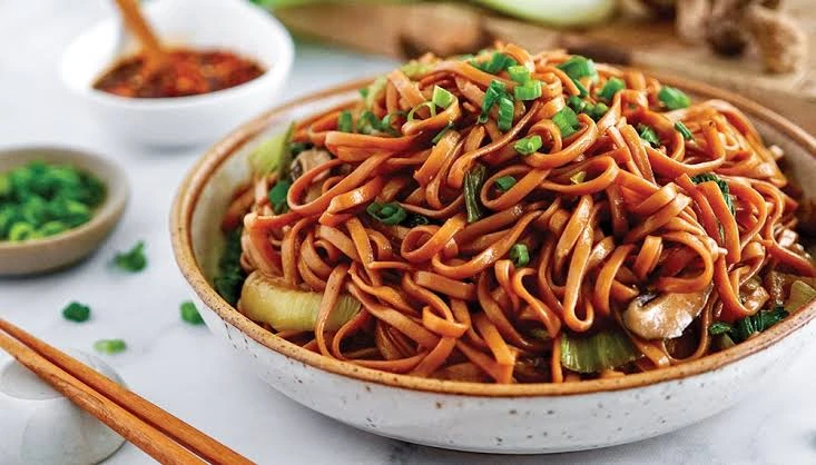 أسهل طريقة لعمل النودلز في المنزل.. وبأقل التكاليفالنودلز هو طبق شعبي في العديد من الثقافات حول العالم، وهو سهل التحضير وممتع لتناوله. في هذا المقال،