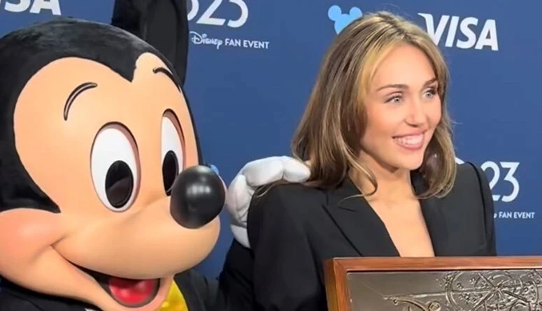 مايلي سايرس تبكي... اصغر أساطير ديزني (فيديو)اغرورقت عينا مايلي سايروس (31 عاما) أثناء اختيارها أصغر أسطورة من ديزني بشخصية هانا مونتانا، وهو شرف