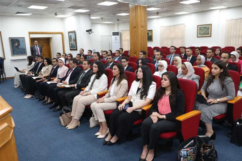 وزير الخارجية يلتقى الدفعة الجديدة من الملحقين الدبلوماسيين التقى الدكتور بدر عبدالعاطى، وزير الخارجية والهجرة، اليوم الأربعاء مع الدفعة الجديدة من