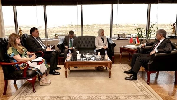 مصر والبحرين يبحثان تنفيذ برامج تسويق سياحي مشترك بدول شرق آسيااستقبل شريف فتحي وزير السياحة والآثار، بمكتبه بمقر الوزارة بالعاصمة الإدارية الجديدة،