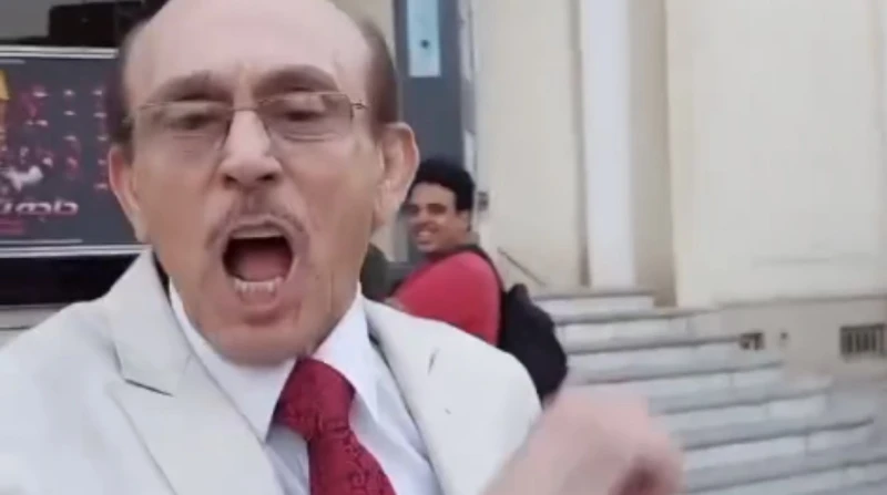 محمد صبحي لأحد المعحبين: عارف عمرو دياب عمل إيه؟ مازح الفنان محمد صبحي، أحد المعجبين لدى مغادرته مركز الإبداع بدار الأوبرا المصرية، عقب انتهاء ندوة ماستر كلاس، والتي أقيمت على هامش