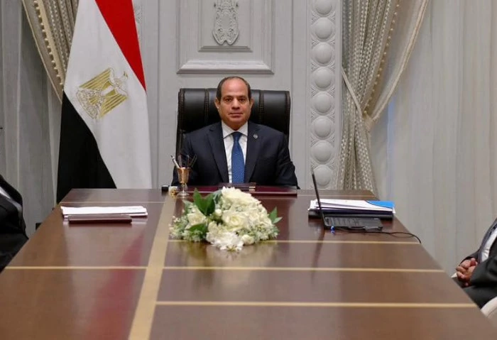 الرئيس السيسي يوجه بوضع قواعد تنظيمية موحدة بشأن معاشات أعضاء الهيئات القضائية اجتمع الرئيس عبد الفتاح السيسي، اليوم الأحد، مع كل من المستشار عدنان فنجري وزير العدل، واللواء جمال ع