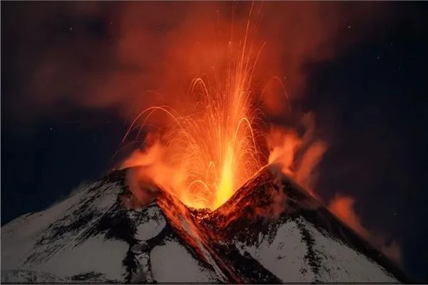 بركان إتنا في إيطاليا يثور مجددا للمرة الرابعة متفرقات شاهد المقال التالي من صحافة مصر عن بركان إتنا في إيطاليا يثور مجددا للمرة الرابعة، بركان إتنا