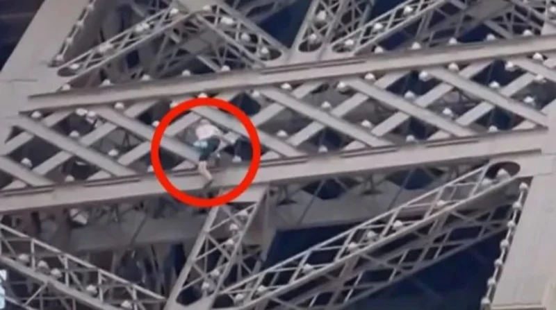 بلا معدات.. ضبط بريطاني تسلق برج إيفل في ختام أولمبياد باريس قبل لحظات من انطلاق حفل ختام دورة الألعاب الأولمبية في باريس، أمس، تم إلقاء القبض على