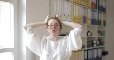 5 علامات في لغة الجسد تحذرك بأن صديقك تعرض لصدمة.. حاول تساعده المرأة والمنوعات المرأة والمنوعات، 5 علامات في لغة الجسد تحذرك بأن صديقك تعرض لصدمة حاول تساعده،الصدمة هي تجربة نفسية