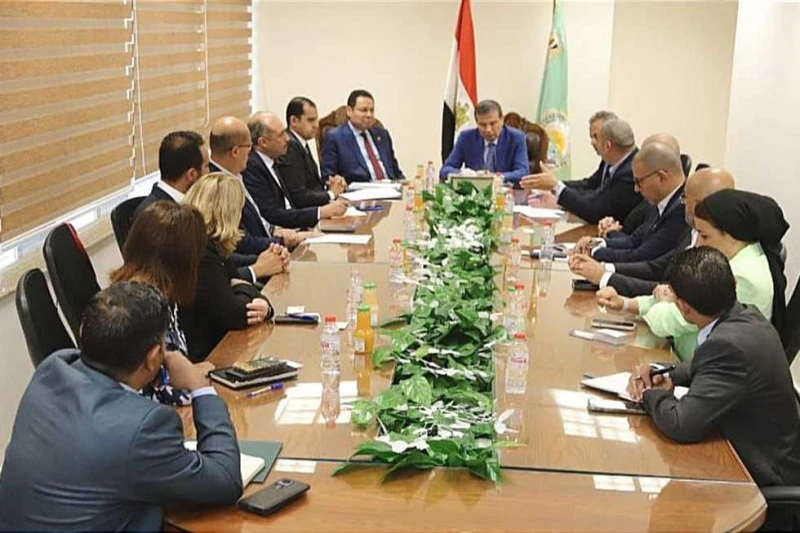 وزير الزراعة يجتمع مع أعضاء الغرفة التجارية الألمانية لبحث التعاون المشترك اجتمع علاء فاروق وزير الزراعة واستصلاح الأراضي، وأعضاء الغرفة التجارية الألمانية، بحضور النائب هشام الحصر