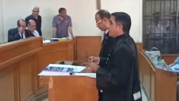 دفاع سفاح التجمع: موكلي مولود كده مريض نفسي يستمتع بإيذاء الآخرين زي ما ظهر في الفيديوهات في تصريح صادم خلال بث مباشر على موقع بصراحة الإخباري، قال محامي المتهم كريم سليم، المعروف 