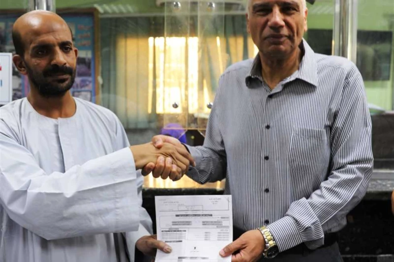 محافظ أسوان يسلم مواطن بإدفو نموذج 8 لقبول التصالح على مخالفات البناء سلم اللواء دكتور إسماعيل كمال محافظ أسوان أحد المواطنين نموذج (8) لقبول التصالح