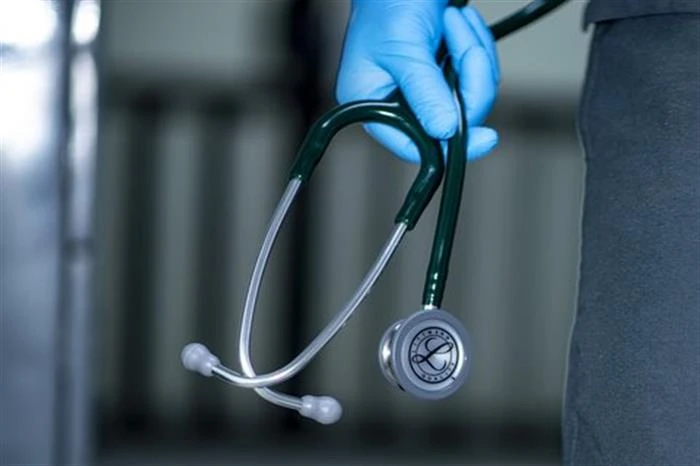 طبيب مزيف يثير أزمة بالوسط الفني في مصر افاق عربية - أثارت قضية طبيب الغربية المزيف محمود رجب البحراوي المعالج بالإبر الصينية، والذي ألقي القبض عليه