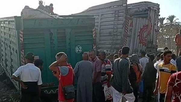مصرع شخصين وإصابة 3 آخرين.. ارتفاع عدد المصابين في حادث دهس قطار مزلقان برج العرب لسيارة نقل كشف مصدر مسئول بمديرية الشئون الصحية بالإسكندرية، حصيلة عدد ضحايا حادث تصادم قطار، مساء