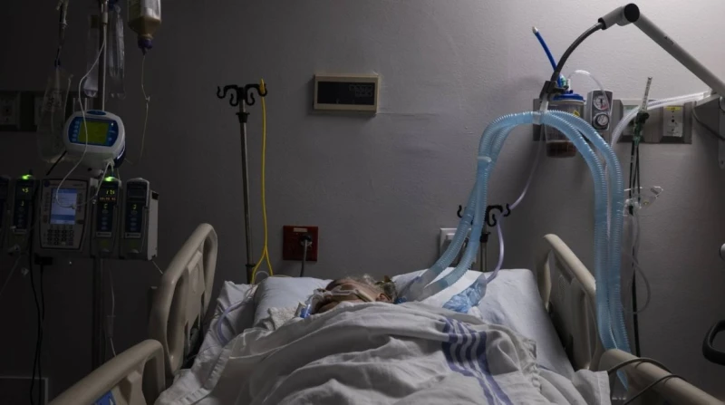 عشيقته تركته.. صينية ترفع أجهزة التنفس عن زوجها: كان خائنا قررت امرأة صينية رفع أجهزة التنفس الصناعي المتصلة بزوجها (38 عاما)، بعد تعرضة لنزيف حاد في الدماغ، وقالت إنه ظل يخونها عل