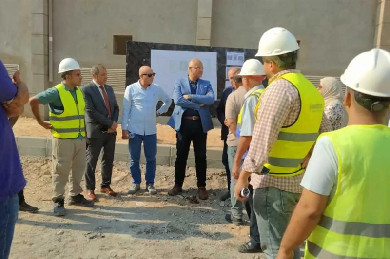 محافظ القليوبية يعنف رئيس مدينة قليوب بسبب القمامة أبدى المهندس أيمن عطية محافظ القليوبية اليوم السبت ،استاءه من مستوى النظافة في شوارع مدينة قليوب خلال تفقده عددا من المشروعات ببع