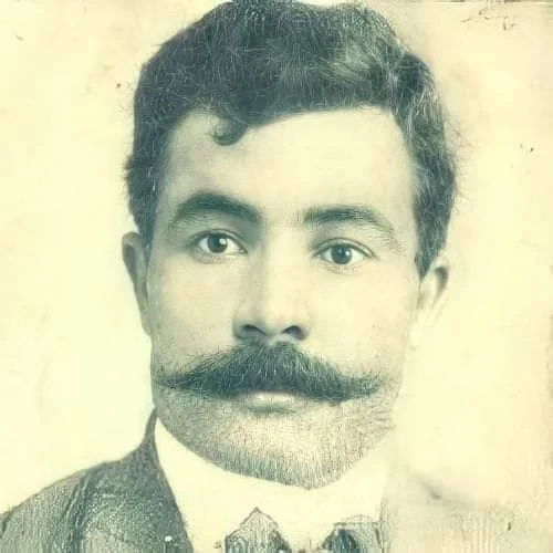 ده أحمد حلمي الزعيم مش أحمد حلمي الممثل أحمد حلمي صاحب أشهر شارع بحي شبرا فى العاصمة القاهرة الرابط بين وسط البلد و وسط العاصمةصاحب أكبر موقف