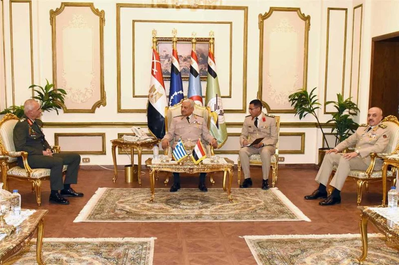 وزير الدفاع ورئيس الأركان يلتقيان رئيس هيئة الأركان اليونانية التقى الفريق أول عبد المجيد صقر القائد العام للقوات المسلحة وزير الدفاع والإنتاج الحربى