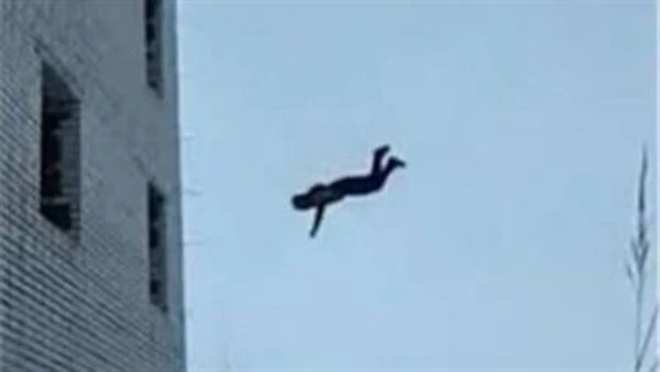 كانت تطعم الطيور على الشرفة.. مصرع سيدة مسنة بعد سقوطها في مدينة نصر في مشهد مأساوي هز شارع سعيد زكريا بمنطقة السفارات في مدينة نصر، لقيت سيدة مسنة مصرعها بعد سقوطها من شرفة منزلها