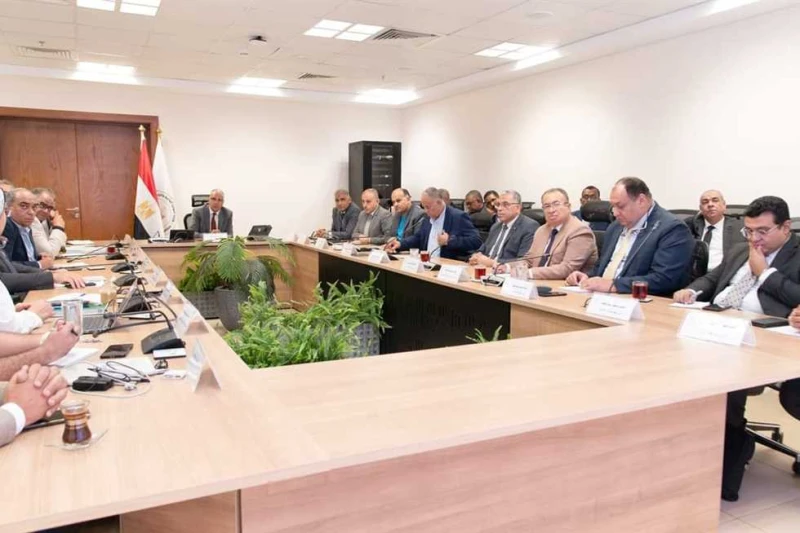 الري: تطهير 20 ألف كم من الترع والمصارف لتلبية احتياجات موسم الزراعة الصيفي عقد الدكتور هانى سويلم وزير الموارد المائية والرى إجتماعا موسعا لمتابعة