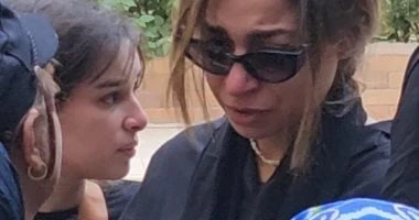 فن: وصول جثمان ناهد رشدى مسجد إلى الكواكبي لأداء صلاة الجنازة وانهيار ابنتها وصل منذ قليل جثمان الفنانة ناهد رشدى، إلى مسجد الكواكبى بالعجوزة، وسط