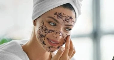 4 علامات بتقولك إنك محتاجة تعملي تقشير طبيعي للبشرة المرأة والمنوعات تحب الكثير من الفتيات استعمال مقشر الوجه الطبيعي لإظهار النضارة الطبيعية للبشرة والتخلص من بقايا خلايا الجلد ال