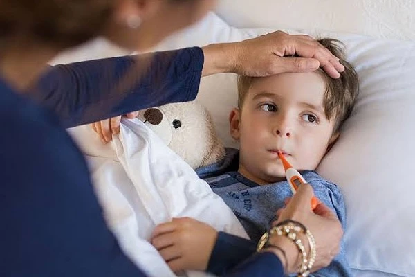 أهم النصائح لتعزيز صحة الأطفال.. تفادي موجة الحرارة العالية.تعتبر درجات الحرارة العالية من العوامل التي تشكل خطرا كبيرا على صحة الأطفال، إذ أن أجسامهم تكون أقل قدرة على تنظيم الحرا