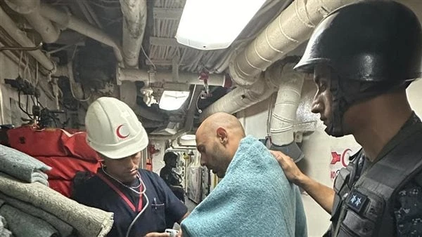 القوات البحرية تنجح فى إنقاذ مركب هجرة غير شرعية على متنها 45 فردا نجحت عناصر من القوات البحرية فى إنقاذ مركب للهجرة غير الشرعية على متنها ( 45) فردا