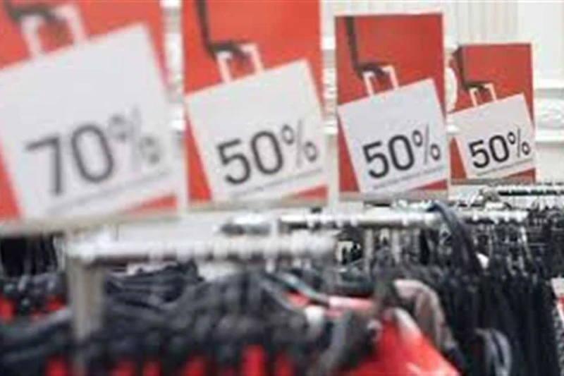 رئيس حماية المستهلك الأسبق يكشف خدعة المحلات فترة الأوكازيونات الموسمية كشف اللواء راضي عبدالمعطي، رئيس جهاز حماية المستهلك الأسبق، طرق الخداع والغش التي يقوم بها بعض التجار في الأ