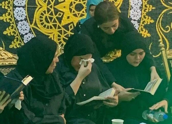 انهيار زوجة إسماعيل الليثي في عزاء نجلهاإسماعيل الليثي.. ظهرت زوجة المطرب إسماعيل الليثي، وهي تقرأ القرآن خلال عزاء نجلها، وسط حالة من البكاء