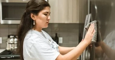 أسهل طريقة للتخلص من رائحة الثلاجة الكريهة من غير مواد كيماوية المرأة والمنوعات عدم الاهتمام ب تنظيف الثلاجة باستمرار قد يسبب رائحة كريهة وتسبب الإزعاج وتؤثر على الأطعمة الموجودة ب