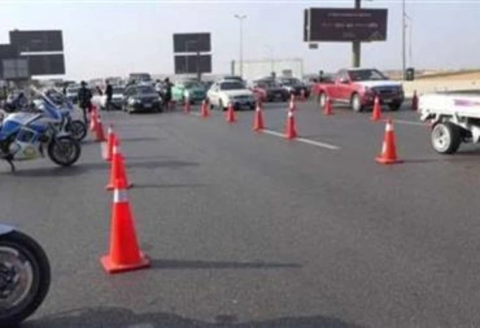 لو رايح المريوطية بعد غلق الدائري والسياحي، اعرف التحويلات المرورية أعلنت الإدارة العامة لمرور الجيزة، عن غلق كلي للطريق الدائري في الاتجاه القادم من المنيب لوصلة المريوطية، بدءا م