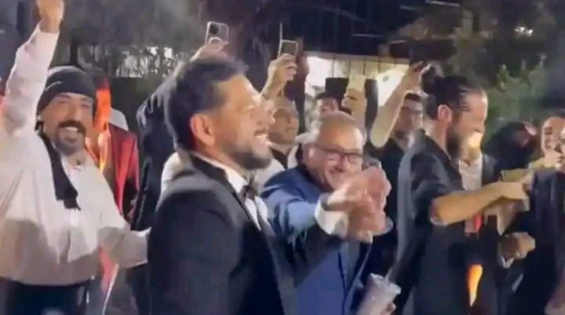 أبو لهب متعزمش ليه.. فرح محمود شاهين يتصدر التريند أبو لهب متعزمش ليه.. عبارة انتشرت على نطاق واسع على مواقع التواصل الاجتماعي؛ في إشارة لحفل زفاف