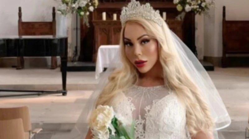 بعد عام من الزواج الفردي.. فنانة برازيلية تنفصل عن نفسها في خطوة أثارت دهشة الكثيرين، أعلنت الفنانة البرازيلية، سويلين كاري، انفصالها عن نفسها بعد