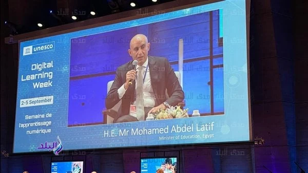 عبد اللطيف: خطة لدمج التكنولوجيا والذكاء الاصطناعي في التعليم لتدريس البرمجة شارك محمد عبد اللطيف وزير التربية والتعليم والتعليم الفني فى الجلسة