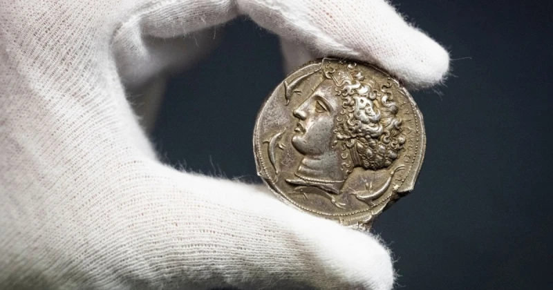 الفن و المشاهير: إكتشاف مجموعة من العملات الرومانية القديمة في صقلية أعلنت منطقة صقلية الإيطالية يوم أمس الإثنين عن إكتشاف مجموعة نادرة من 27 عملة فضية رومانية يرجع تاريخها إلى الف