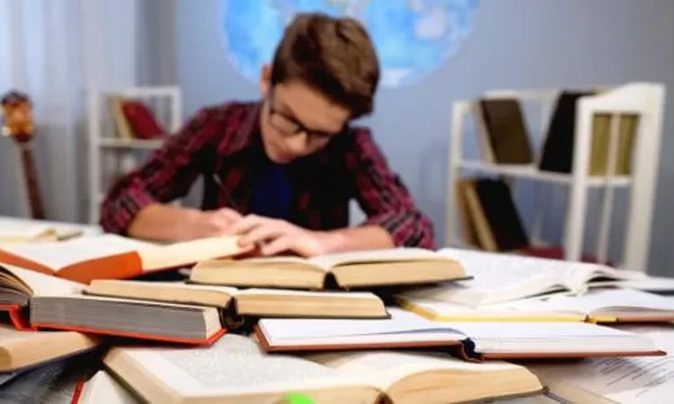 طرق مبتكرة تساعد طفلك على إنجاز مهامه الدراسية بسهولة منوعات بالتزامن مع بداية العام الدراسي الجديد، يبحث الكثير من أولياء الأمور عن الطرق التي تساعد