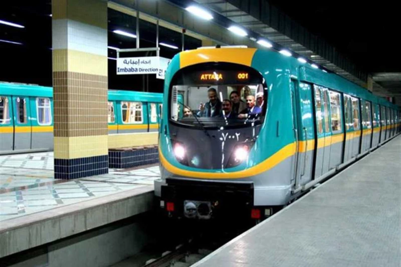 وتستمر أزمة الباعة الجائلين.. أول تعليق من كريم فرد الأمن المعتدي عليه داخل المترو تستمر أزمة الباعة الجائلين بعربات مترو الأنفاق على الرغم من تغليظ