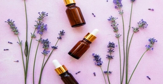 فوائد زيت اللافندر للبشرة.. خصائصه واستخداماته لتحسين صحة الجلدزيت اللافندر هو زيت أساسي مستخرج من زهرة اللافندر، وهو معروف بفوائده العديدة للبشرة. يحتوي زيت اللافندر على مجموعة مت