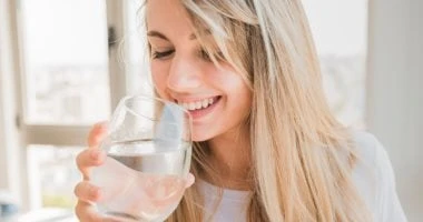 تعرف على فوائد شرب الماء للتحكم فى ارتفاع ضغط الدم صحة وطب يساعد شرب الماء في إدارة ارتفاع ضغط الدم من خلال تعزيز صحة القلب والأوعية الدموية بشكل