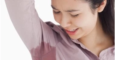 كيفية الوقاية من التهاب الغدد العرقية صحة وطب التهاب الغدد العرقية هي حالة جلدية مزمنة تسبب آفات، مثل النتوءات المؤلمة والكتل المليئة بالصديد تحت الجلد. وفي حين أن الانسداد في بصيل