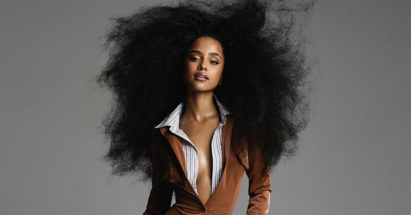 الفن و المشاهير: بالصور- تيلا تحدث ضجة كبيرة بعد إطلالتها الغريبة بلوك كاشف جدا أثارة النجمة العالمية تيلا ضجة كبيرة بين الجمهور بعد إطلالتها الأخيرة