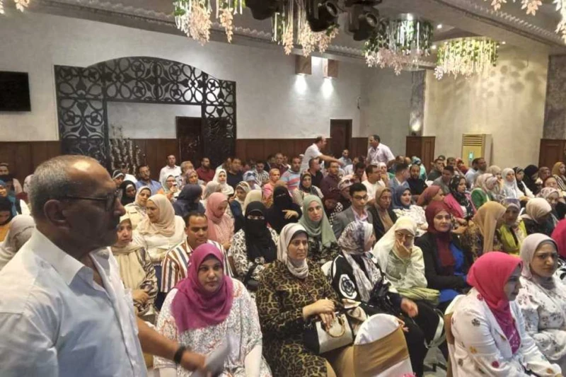 نقيب المعلمين يفتتح دورة استراتيجيات الأمن القومي بالمنصورة افتتح خلف الزناتي نقيب المعلمين ورئيس اتحاد المعلمين العرب، فعاليات الدورة رقم (102)