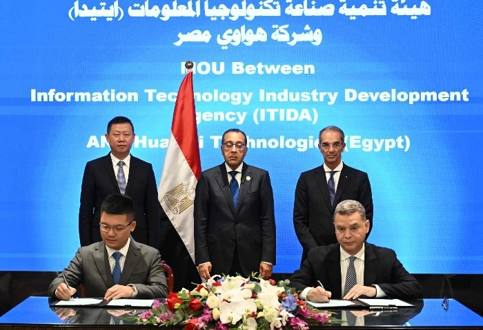 أبرزها صناعة الرقائق الإلكترونية، أكثر من مليار دولار استثمارات صينية جديدة بمصر شهد الدكتور مصطفى مدبولي، رئيس مجلس الوزراء، اليوم؛ مراسم توقيع 5