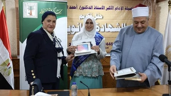 قطاع المعاهد الأزهرية والمجلس القومي للطفولة يكرمان أوائل الشهادة الثانوية الأزهريةكرم فضيلة الشيخ أيمن عبد الغني، رئيس قطاع المعاهد، والدكتورة سحر
